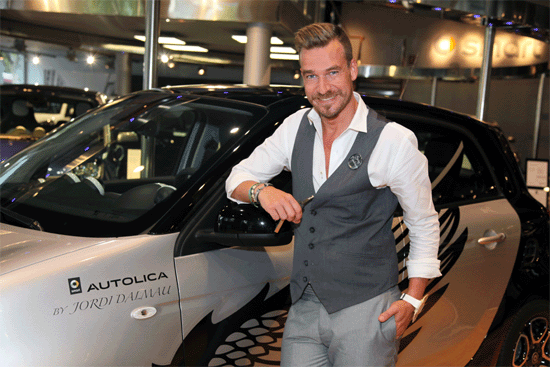 Jordi Dalmau, amb un dels vehicles Mercedes Benz-Autolica, que ha participat en l'esponsorització de la Gala. 