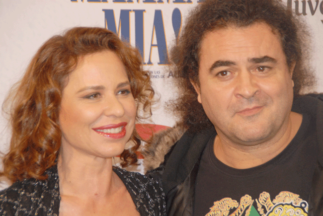 Los cantantes Vicky Larraz y El Sevila, concursantes del exitoso programa "Tu cara me suena".