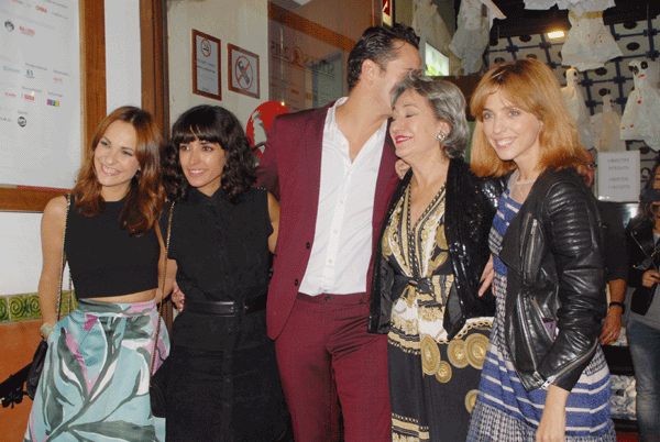 Equipo de la novia, con la directora Paula Ortiz, y los actores Asier Etxeandia, Luisa Gavasa y Letícia Dólera, en el Festival de Cine de Sitges. 