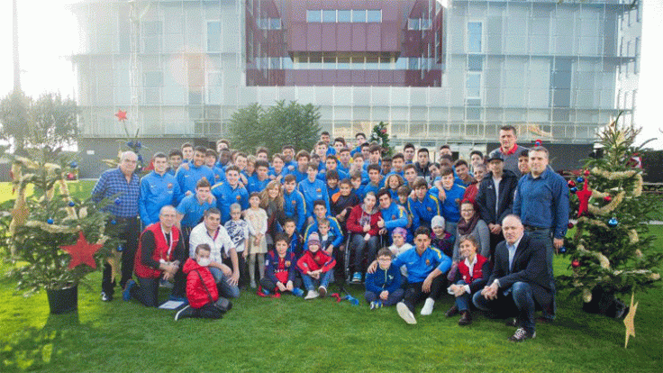En la imatge Els residents de la Masia i els infants i joves de l’Hospital Sant Joan de Déu. Fotografia - F.C. Barcelona. 