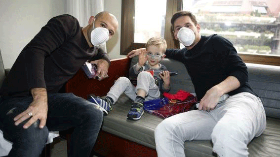Mascherano i Messi amb un dels nens ingressats a l’Hospital de Barcelona. Foto - Premsa F. C. Barcelona. 