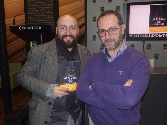 Iván Mourin, con Josep Guijarro, director de la Revista Enigmas, que presentó el libro hace unas semanas en la Casa del Llibre de la Rambla de Catalunya, en Barcelona.