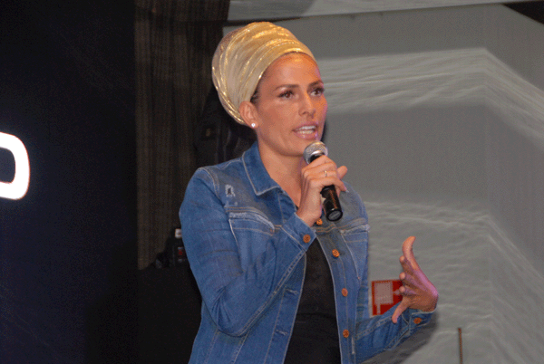 Linor Abargil, Miss World 1998, abogada, actriz y víctima de la violencia sexual fue la invitada especial del evento y explicó su tremenda historia, ue ha sido objeto de un documental.