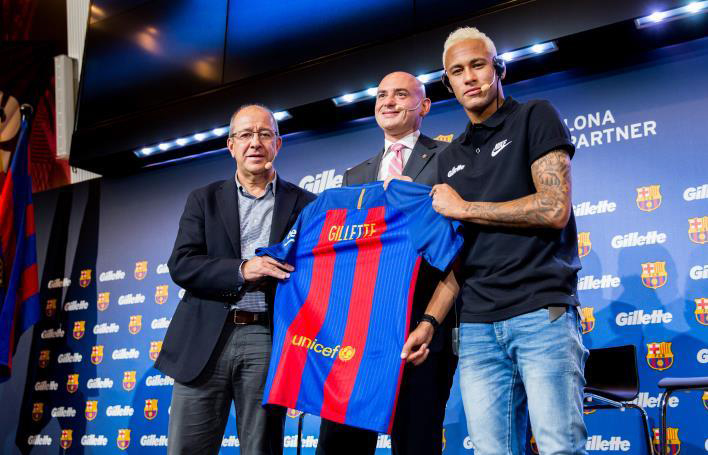 D’esquerra a dreta, Manel Arroyo, Francesco Tortora i Neymar Jr, durant la presentació de l’acord. Foto - Premsa F.C. Barcelona.