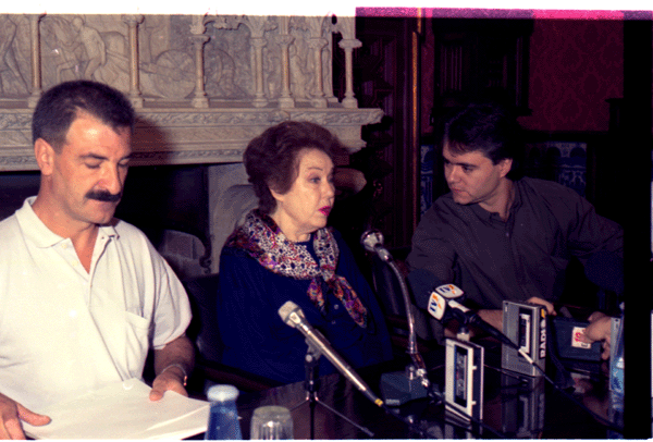 Joan Lluís Goas, en el Palau Maricel de Sitges, con la mítica Fray Way, protagonista de la primera versión de "King Kong".