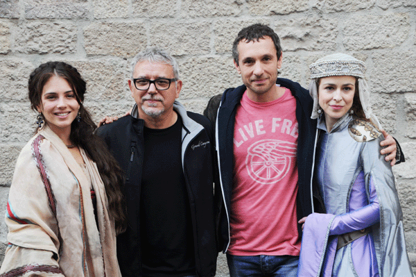 En la imatge, Pablo Derqui, al centre, acompanyat d'Andrea Duro, Jordi Frades -director de la serie- i Sílvia Abascal.