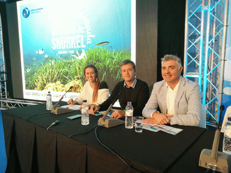 A la foto, Jordi Gaseni (centre), alcalde de l'Ametlla, acompanyat de Vicent Martí i Elisabet Bonfill, president i vicepresidenta de l'Estació Nàutica.
