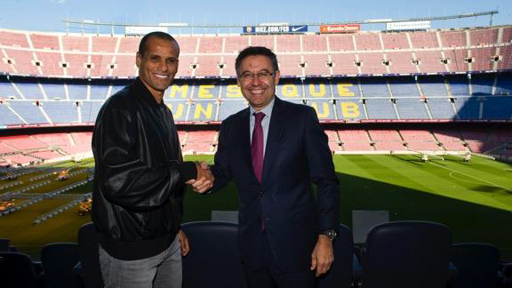 Rivaldo i el president Josep Maria Bartomeu, aquest dilluns a la Llotja del Camp Nou. Foto - Premsa F.C. Barcelona.