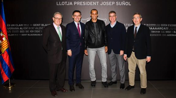 Rivaldo i el president Bartomeu, amb el vicepresident Jordi Mestre i els directius Silvio Elías i Pau Vilanova. Foto - Premsa F.C. Barcelona.