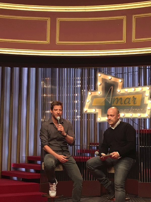 El actor Manu Baqueiro y el director de la serie Eduardo Casanova han conducido el acto de presentación del disco de ‘Amar es para siempre’