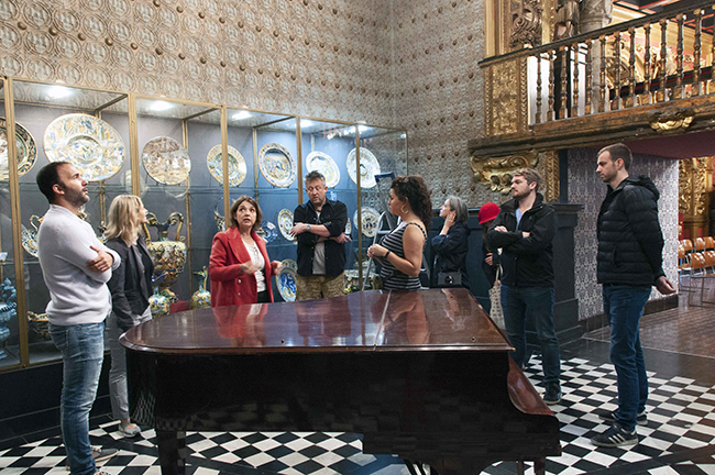 Black Flowers admirando el Palau Maricel Sitges Barnsfotopress