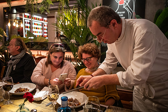 jose mari manzanal sirviendo trufa sobrer los platos del menu