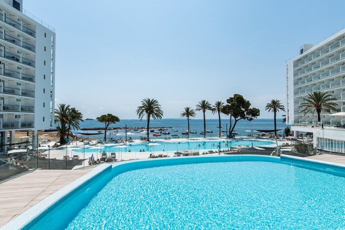 thumbnail_TheIbizaTwiins_154b